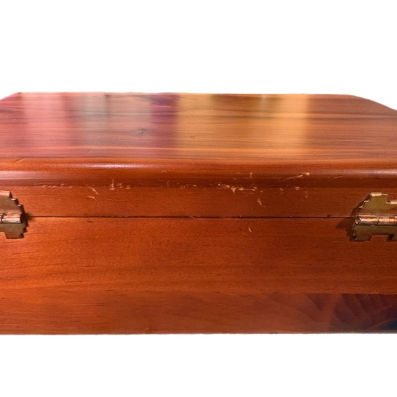 Vintage Lane Cedar Keepsake Box - R.B. Furniture Stores Edition - Picture 8 of 12